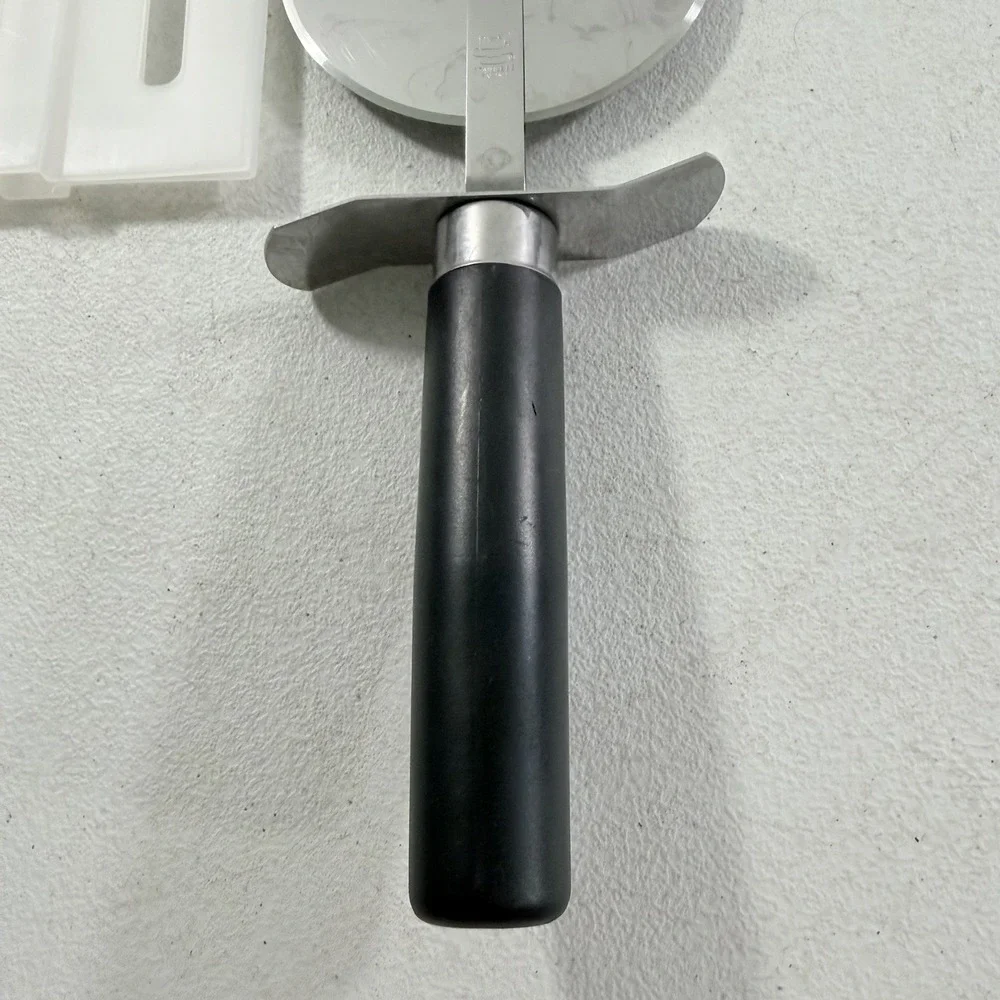 Pampered Chef Pizza Wheel Cutter With Plastic Protective Sleeve #1301